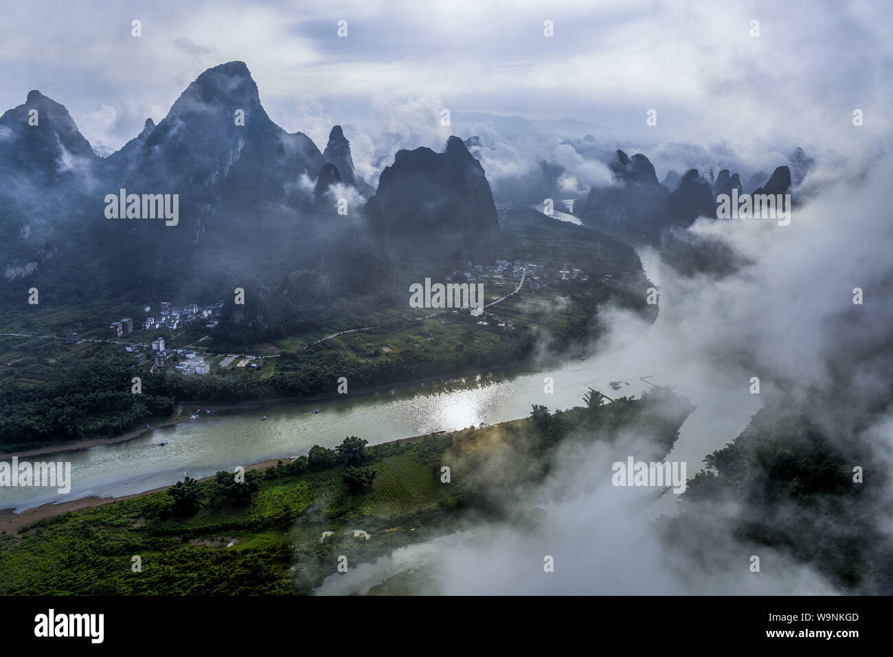 Guangxi, Guangxi, China. 15 Aug, 2019. Foto am Morgen des Fluss Lijiang in Xingping xianggong Berg, Stadt, Yangshuo, 13.08.2019. Credit: SIPA Asien/ZUMA Draht/Alamy leben Nachrichten Stockfoto