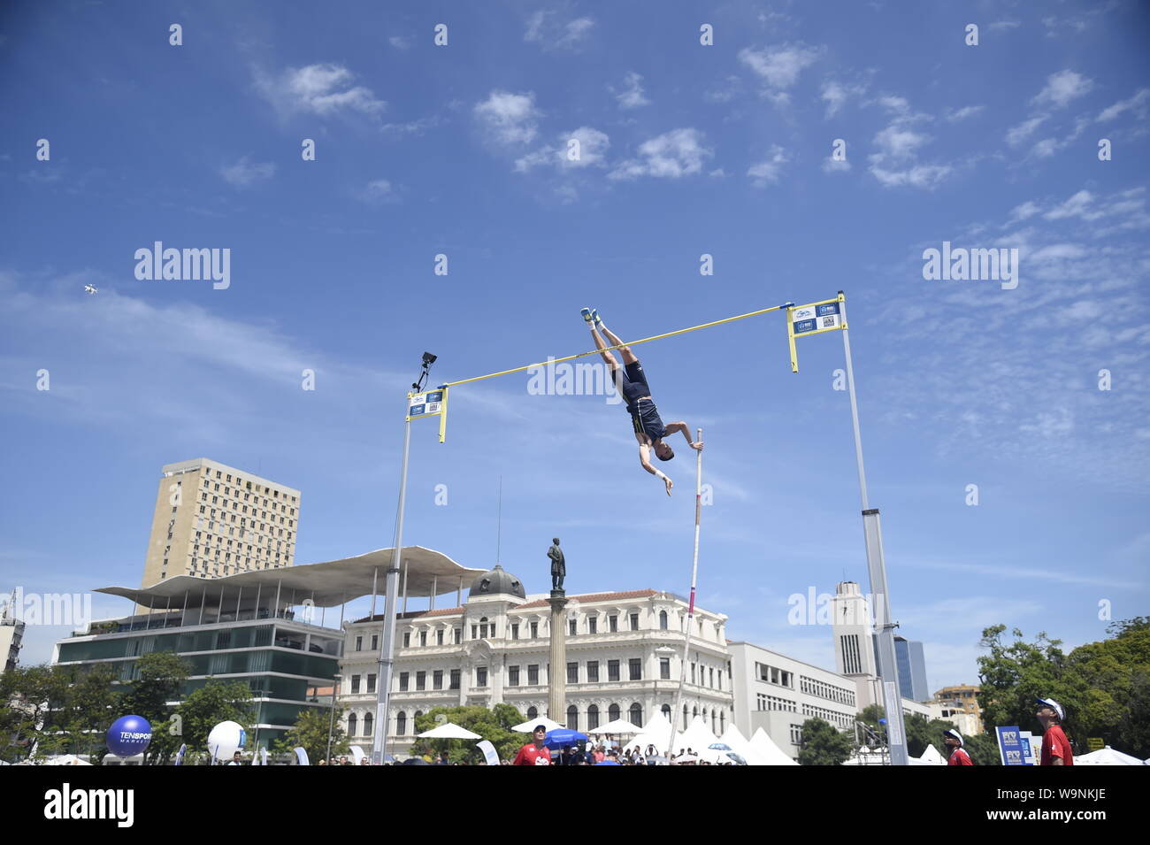 Rio de Janeiro-Brazil, 28. Februar 2016. Der Wettbewerb olympischer Sport, Stabhochsprung in Maua Platz, Wahrzeichen der Stadt Rio de Janeiro Stockfoto