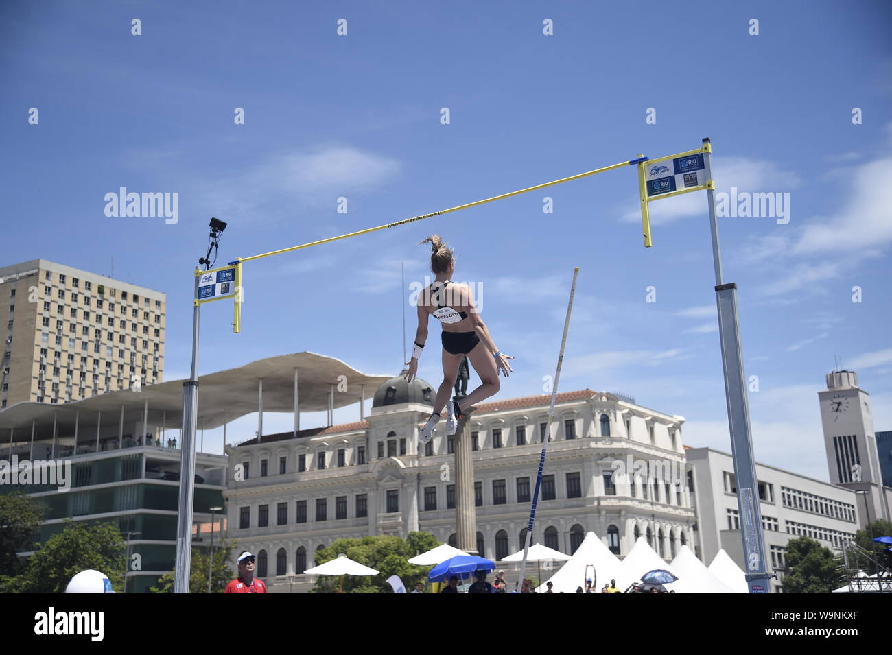 Rio de Janeiro-Brazil, 28. Februar 2016. Der Wettbewerb olympischer Sport, Stabhochsprung in Maua Platz, Wahrzeichen der Stadt Rio de Janeiro Stockfoto