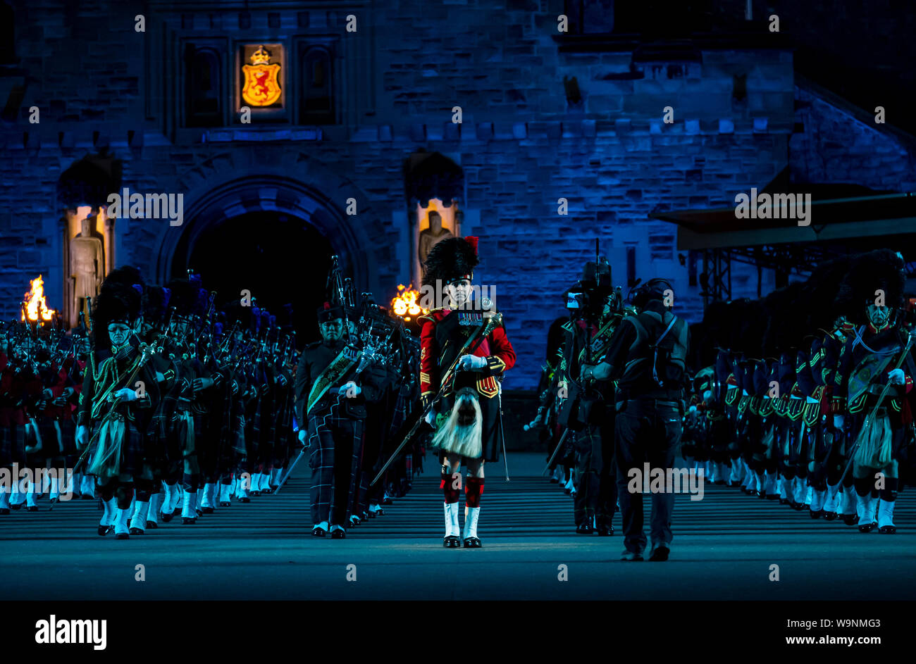 Edinburgh, Schottland, Großbritannien. 14. Aug 2019. Royal Edinburgh Military Tattoo 2019 Kaleidoskop auf Castle Esplanade in seiner 69. zeigen, die das optische Instrument durch schottische Wissenschaftler Sir David Brewster und Sir Isaac Newton die sieben Farben inspirieren. Es bietet traditionelle Massierten Rohre und Trommeln. Eine Marching Band spielt Dudelsack in der Schottischen Uniform mit kilts und puttees Stockfoto