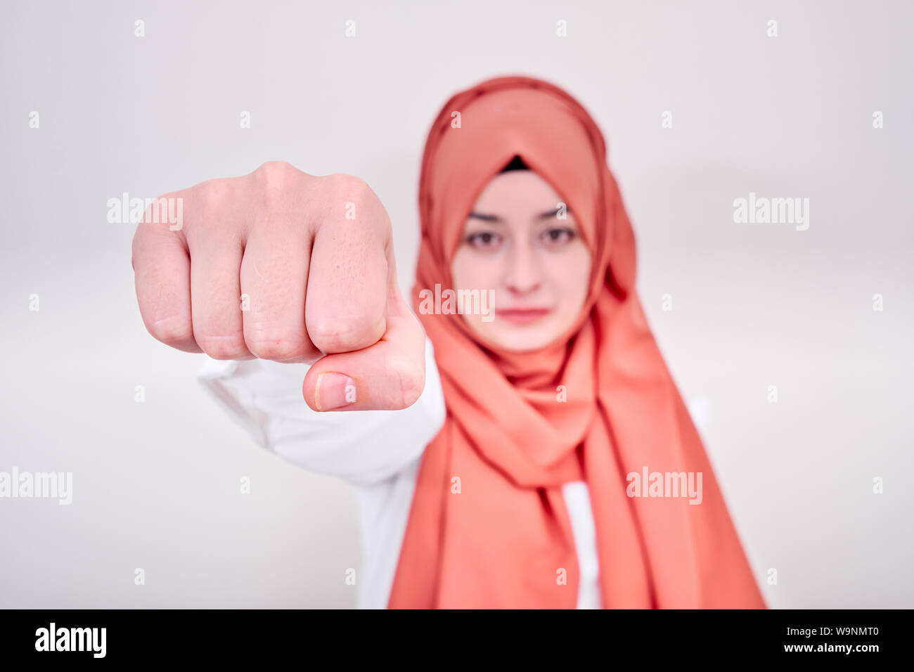In der Nähe von muslimischen Frau, mit der die Kamera, Frau Power concept Foto Stockfoto