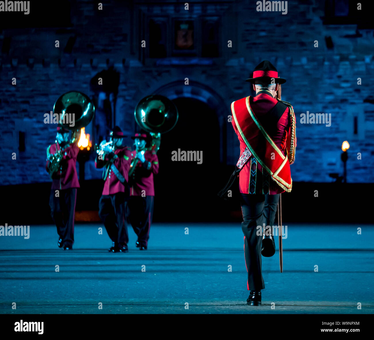 Edinburgh, Schottland, Großbritannien. 14. Aug 2019. Royal Edinburgh Military Tattoo 2019 Kaleidoskop auf Castle Esplanade in seiner 69. zeigen, die das optische Instrument durch schottische Wissenschaftler Sir David Brewster und Sir Isaac Newton die sieben Farben inspirieren. Eine Brass Band Stockfoto