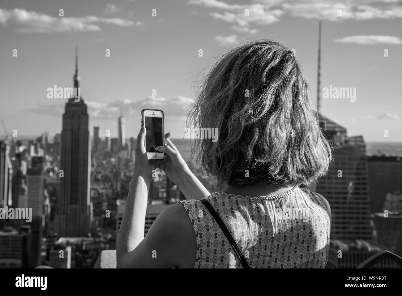 Touristen fotografieren auf dem Empire State Building eines der bekanntesten Gebäude in New York. Stockfoto