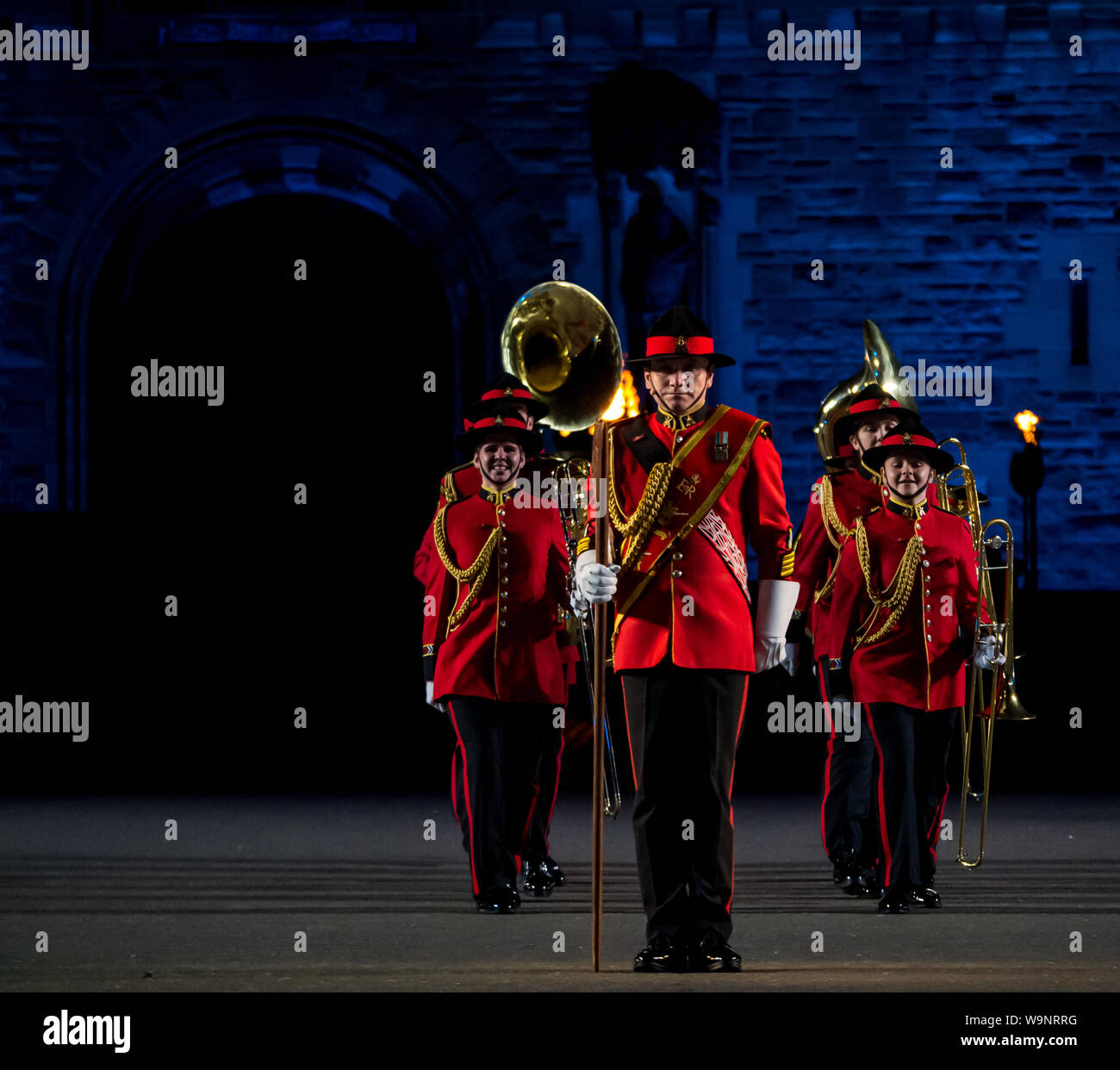 Edinburgh, Schottland, Großbritannien. 14. Aug 2019. Royal Edinburgh Military Tattoo 2019 Kaleidoskop auf Castle Esplanade in seiner 69. zeigen, die das optische Instrument durch schottische Wissenschaftler Sir David Brewster und Sir Isaac Newton die sieben Farben inspirieren. Eine Brass Band Stockfoto