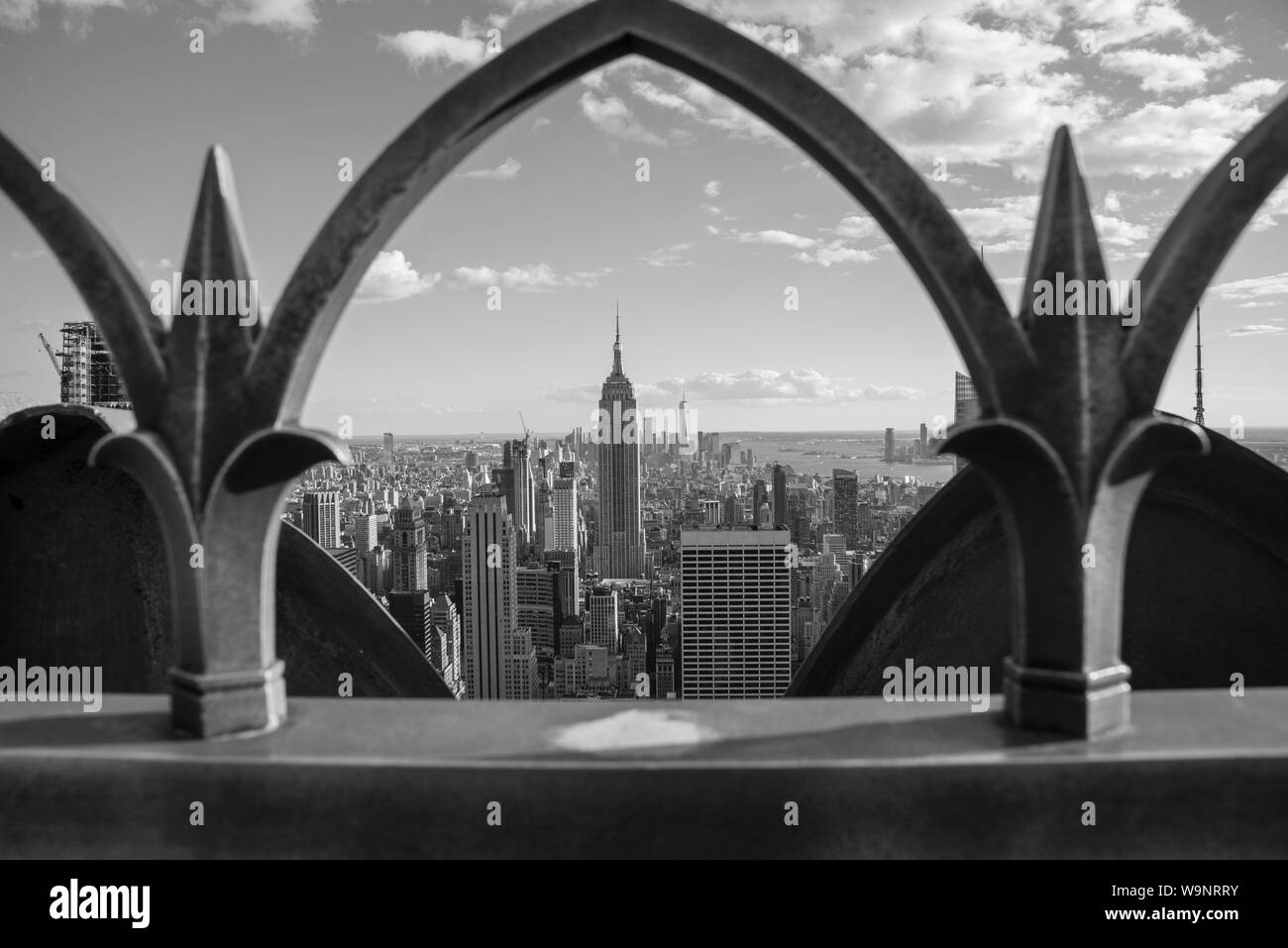 NYCs Lower Manhattan mit dem Empire State Building von einem hohen Punkt in Midtown Stockfoto