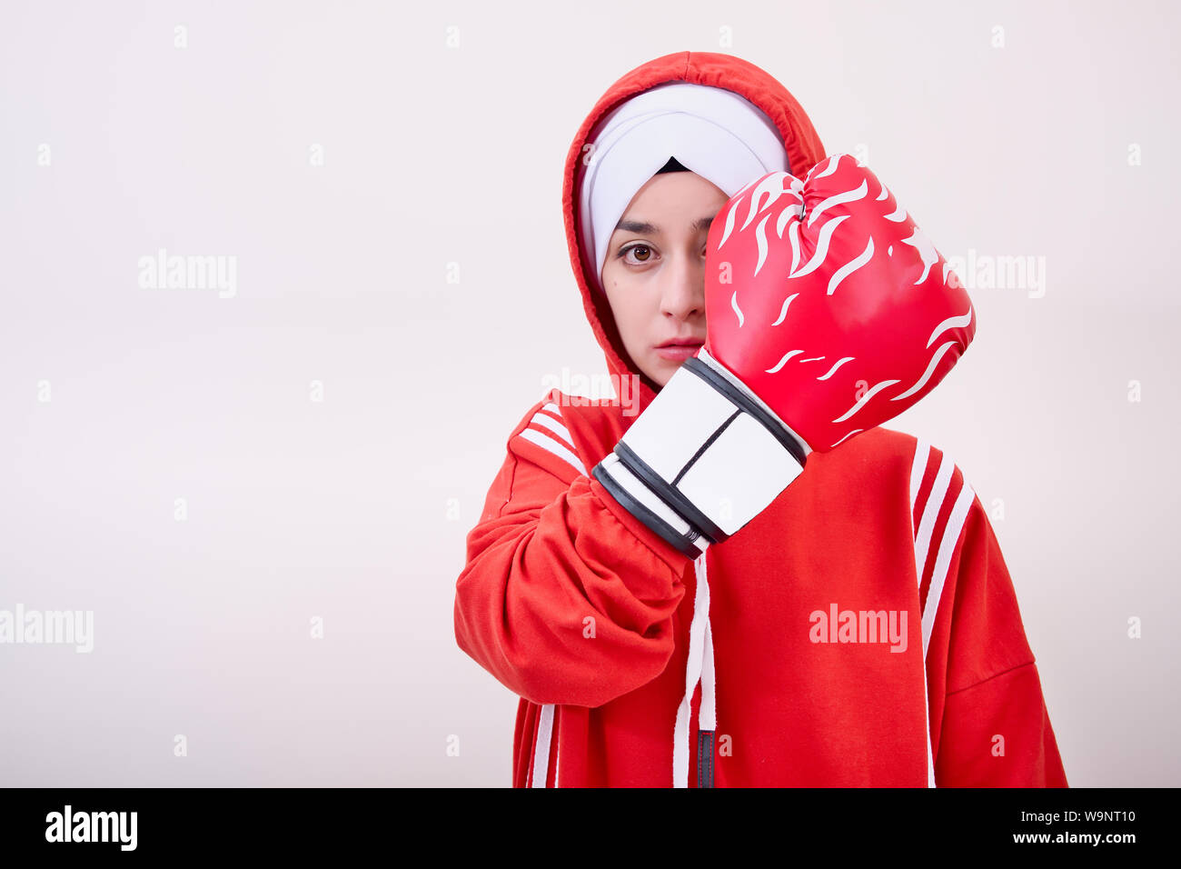 Frau boxer Guard zu Kamera mit Boxhandschuhen Stockfoto