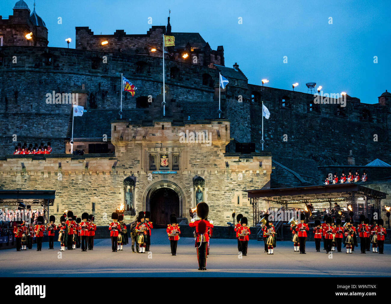 Edinburgh, Schottland, Großbritannien. 14. Aug 2019. Royal Edinburgh Military Tattoo 2019 Kaleidoskop auf Castle Esplanade in seiner 69. zeigen, die das optische Instrument durch schottische Wissenschaftler Sir David Brewster und Sir Isaac Newton die sieben Farben inspirieren. Soldaten mit bärenfellmützen Parade vor Edinburgh Castle Gate Eingang Stockfoto