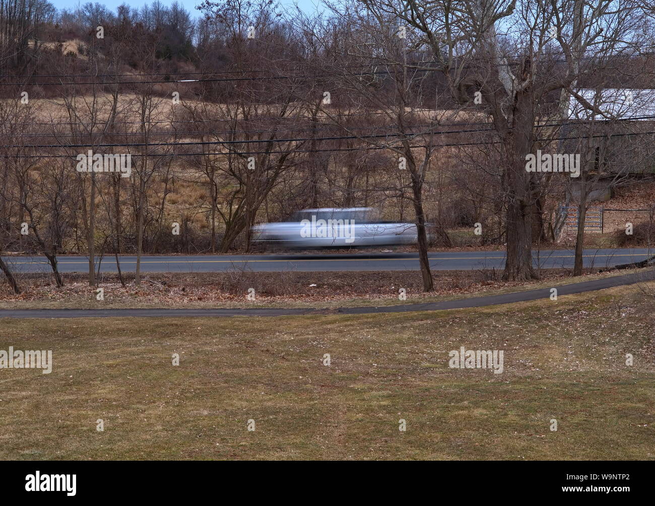 Beschleunigung truck fotografiert in einer langen Belichtungszeit macht es zu einem Boden ähneln UFO schwebt in Bewegung. Stockfoto