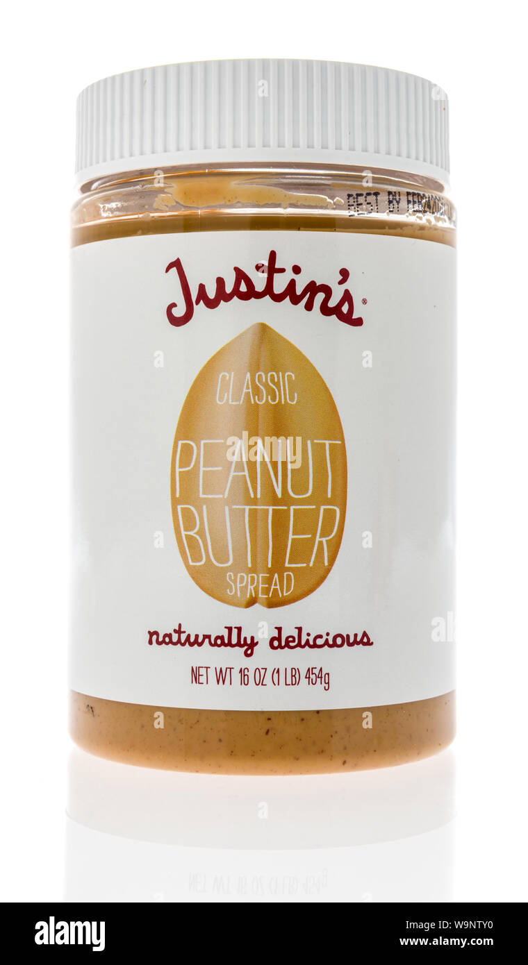 Winneconne, WI - 14. August 2019: ein Glas von Justins classic Erdnussbutter verteilt auf einem isolierten Hintergrund Stockfoto