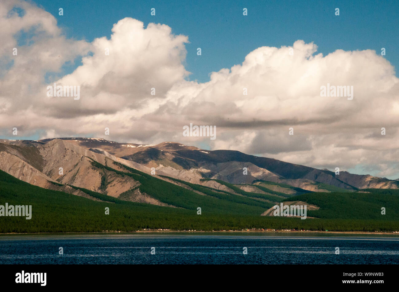Ufer des Lake Khovsgol, Norden der Mongolei, in der Nähe der sibirischen Grenze Stockfoto