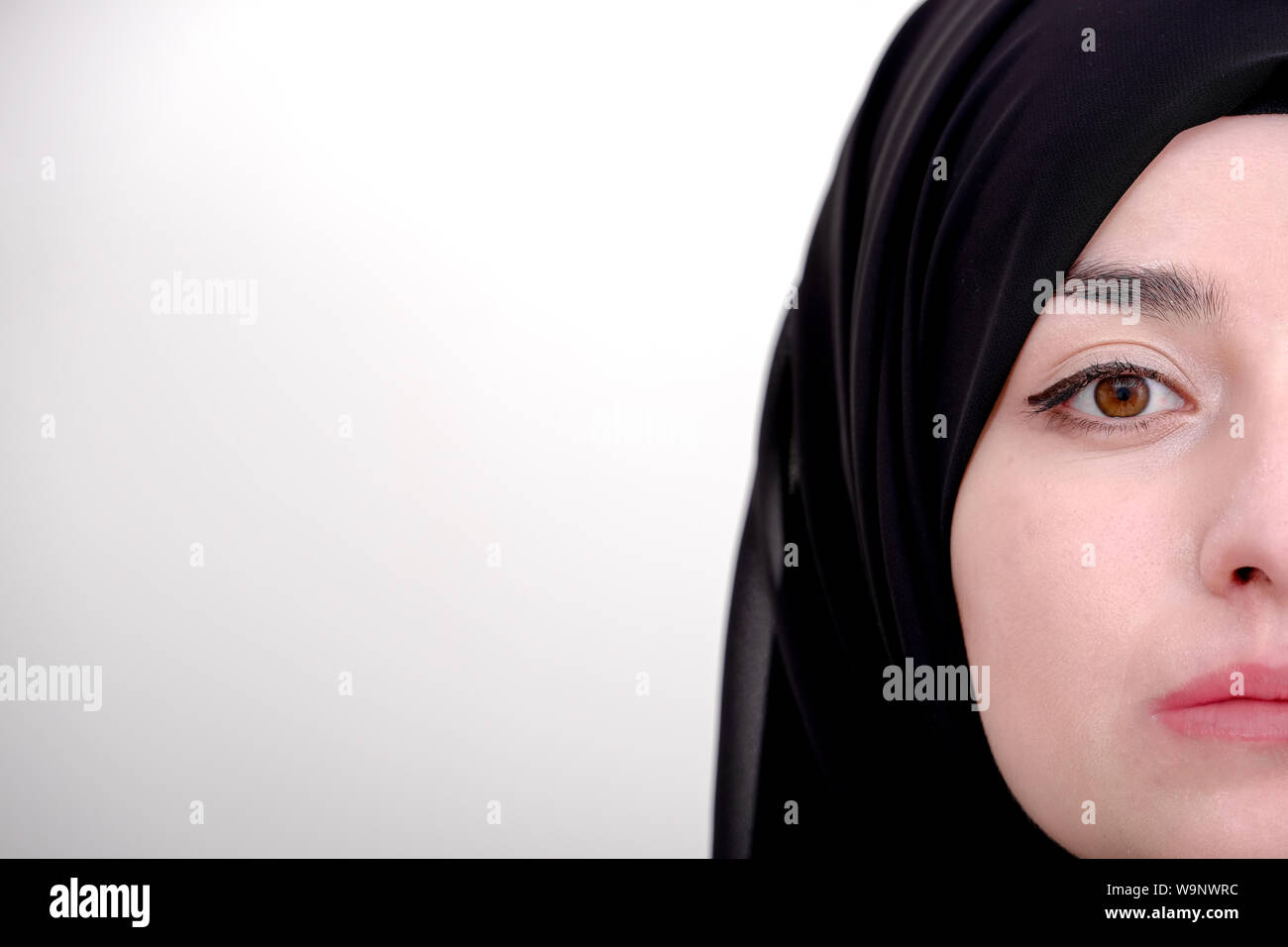 Die Hälfte Portrait von Hijab muslimische Frau, Nahaufnahme der muslimischen Mädchen und sie mit schwarzen Kopftuch oder Schleier Stockfoto