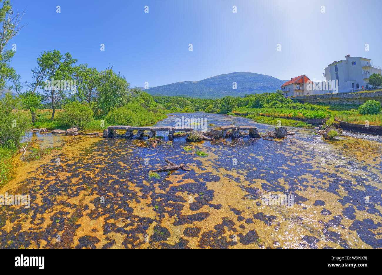 Drone Blick auf die Alte Brücke auf dem Fluß Cetina Stockfoto