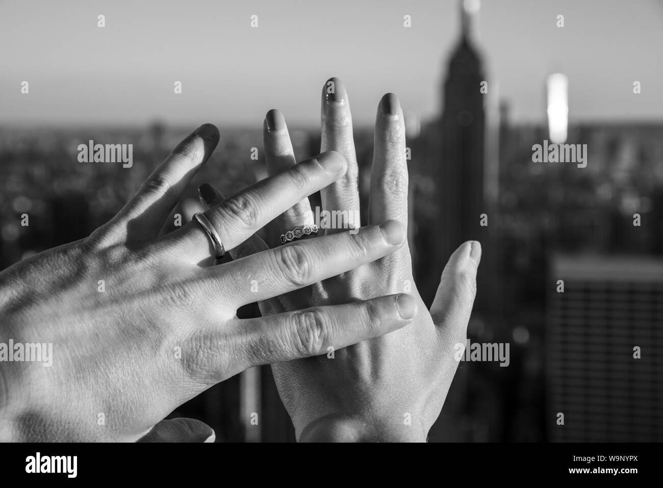 Frisch vermählte Paar ihre Hände sichtbar mit Ringen in Manhattan Stockfoto