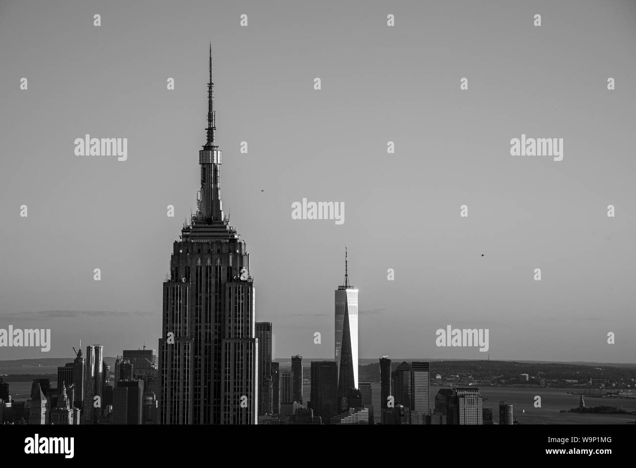 NYCs Lower Manhattan mit dem Empire State Building von einem hohen Punkt in Midtown Stockfoto