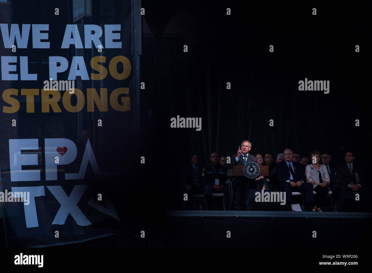 El Paso, Texas, USA. 14 Aug, 2019. Texas reg. GREG ABBOTT spricht während einer Mahnwache für die Opfer der Aug 3 Masse schießen bei Southwest University Park in El Paso, Texas. Quelle: Joel Engel Juarez/ZUMA Draht/Alamy leben Nachrichten Stockfoto