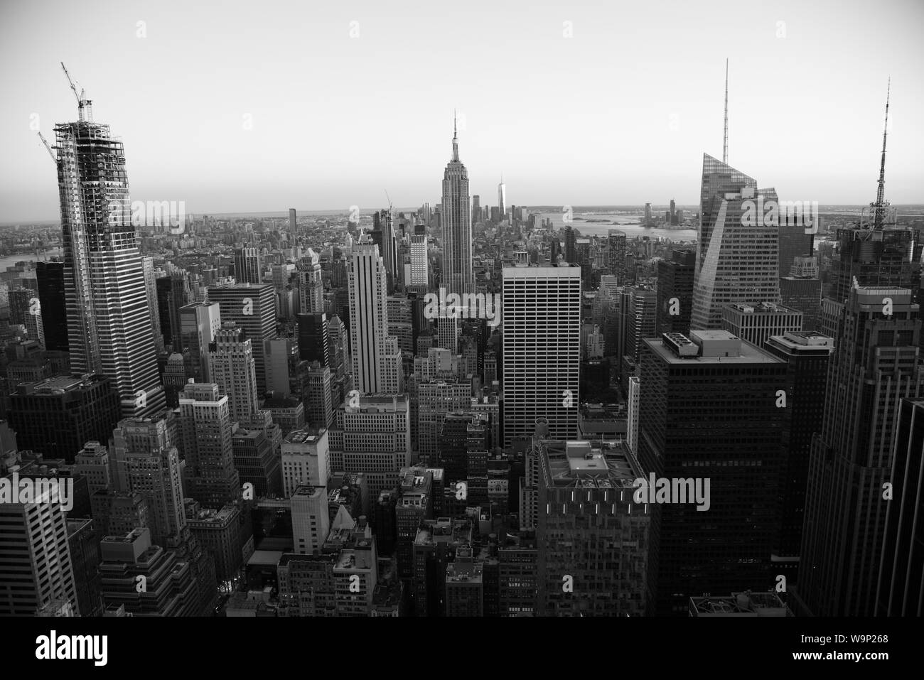 NYCs Lower Manhattan mit dem Empire State Building von einem hohen Punkt in Midtown Stockfoto