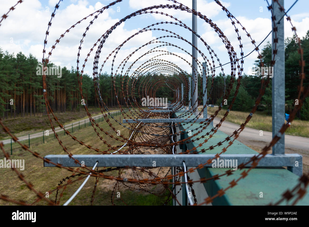 Gorleben, Deutschland. 08 Aug, 2019. So genannte NATO-Draht kann immer noch auf ein Stück Mauer an der ehemaligen Gorleben Sondierungsgespräche mine gesehen werden. In der nächsten Zeit, die Mauer, eingeschlossen die Website wird komplett abgerissen werden. (Dpa "Die Mauer fällt - Demontage in Gorleben weiterkommt") Credit: Philipp Schulze/dpa/Alamy leben Nachrichten Stockfoto