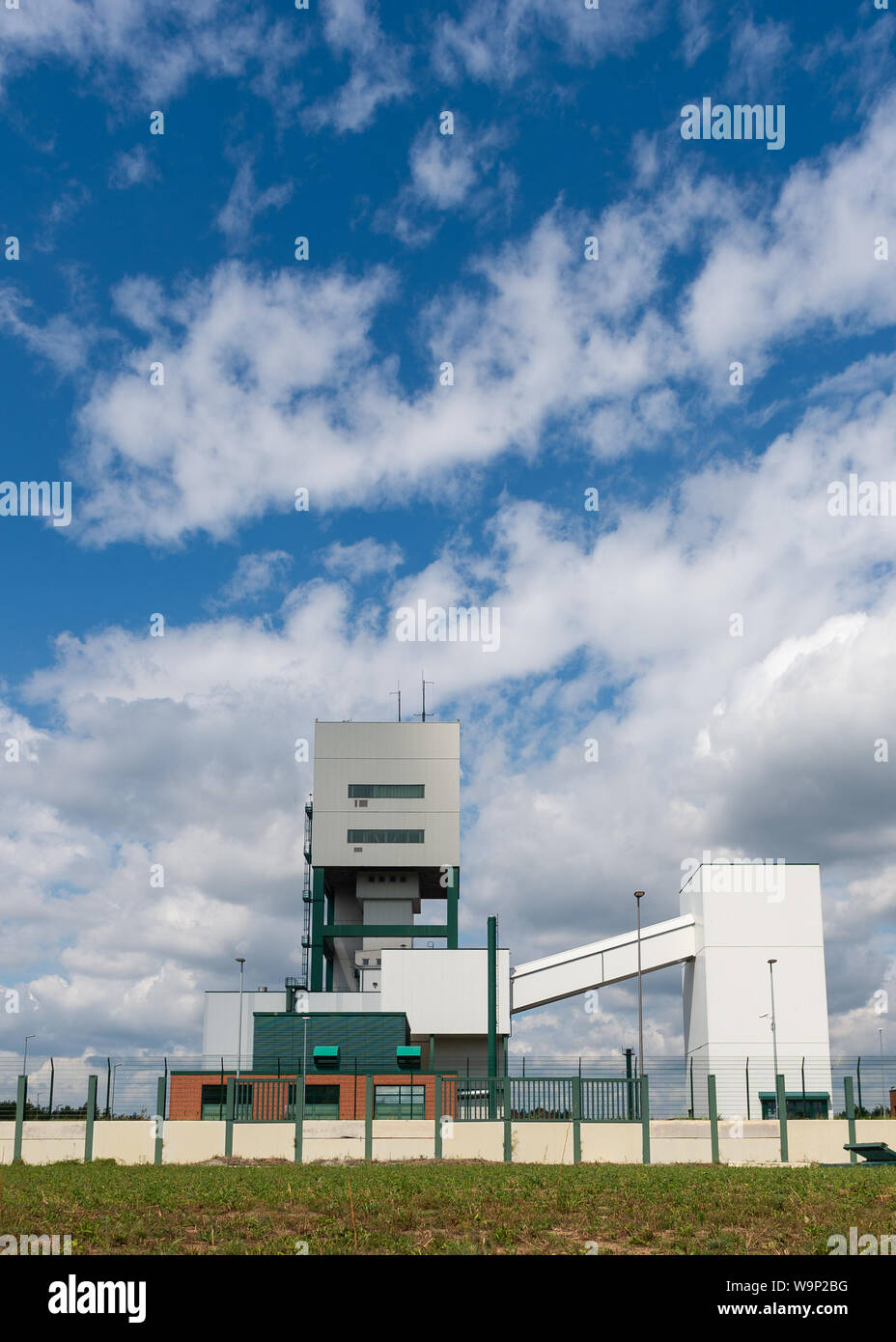 Gorleben, Deutschland. 08 Aug, 2019. Teile der Mauer um das ehemalige Bergwerk Gorleben Sondierungsgespräche vor der Förderturm gesehen werden kann. In der nächsten Zeit, die Mauer, eingeschlossen die Website wird komplett abgerissen werden. (Dpa "Die Mauer fällt - Demontage in Gorleben weiterkommt") Credit: Philipp Schulze/dpa/Alamy leben Nachrichten Stockfoto