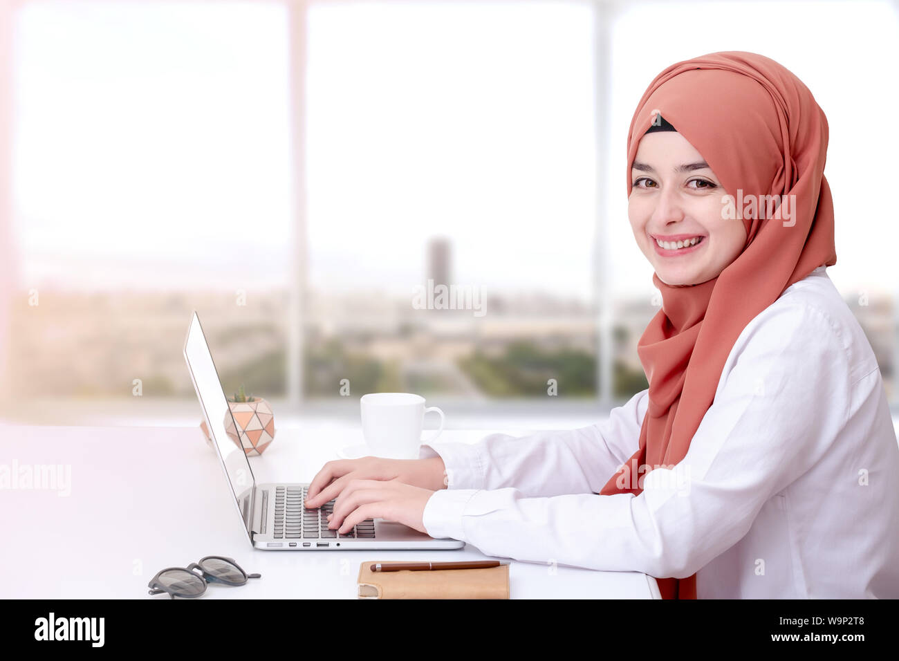Hijab muslimischen Frau Arbeit mit Computer, muslimischen Mädchen im Büro Stockfoto