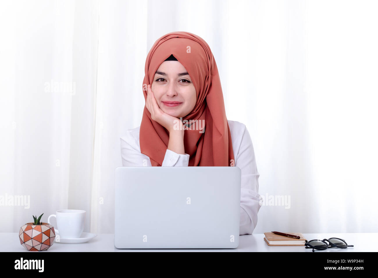 Hijab muslimischen Frau Arbeit mit Computer, muslimischen Mädchen im Büro Stockfoto