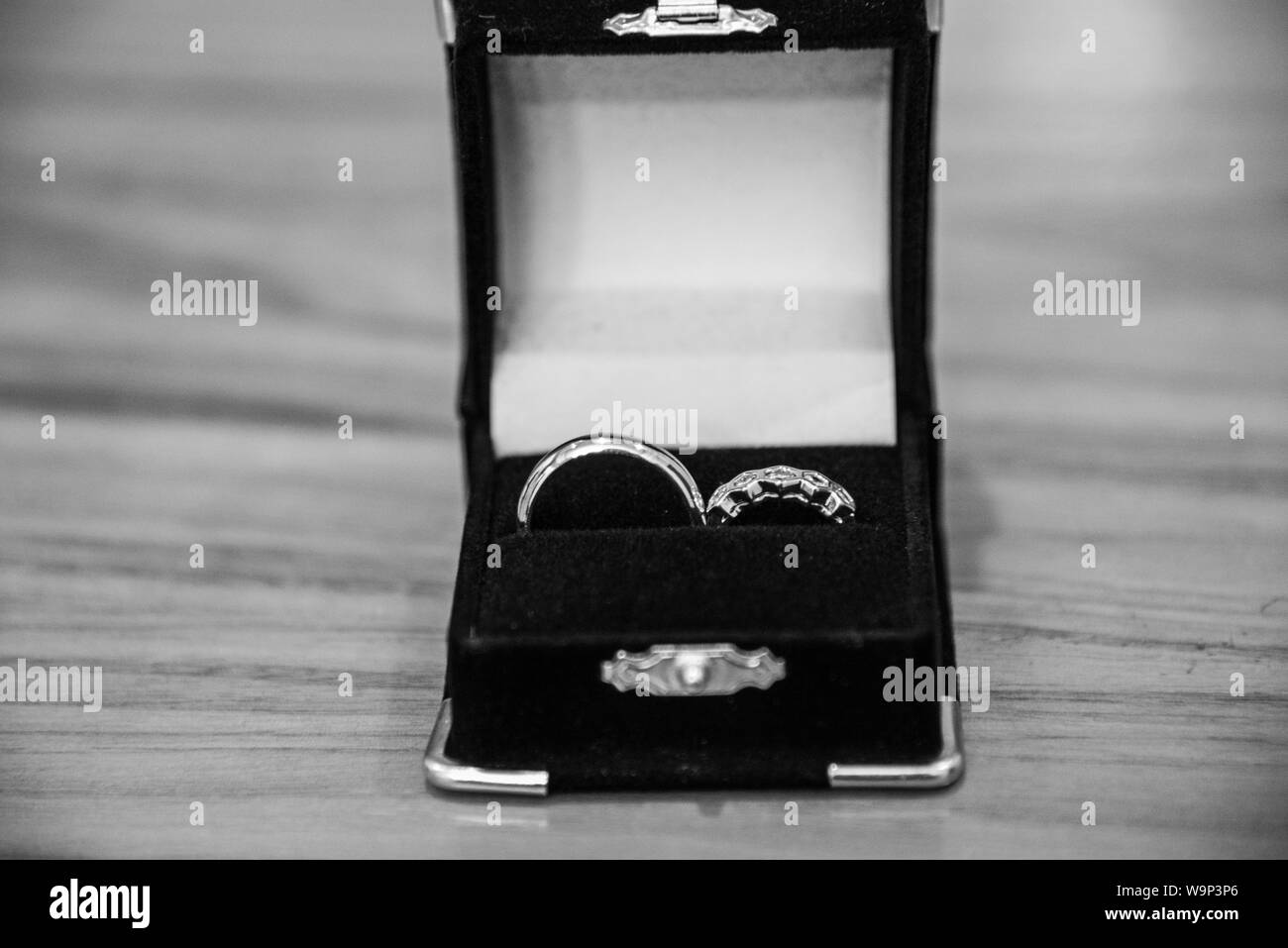 Box mit Hochzeit Ringe vor der Zeremonie Stockfoto