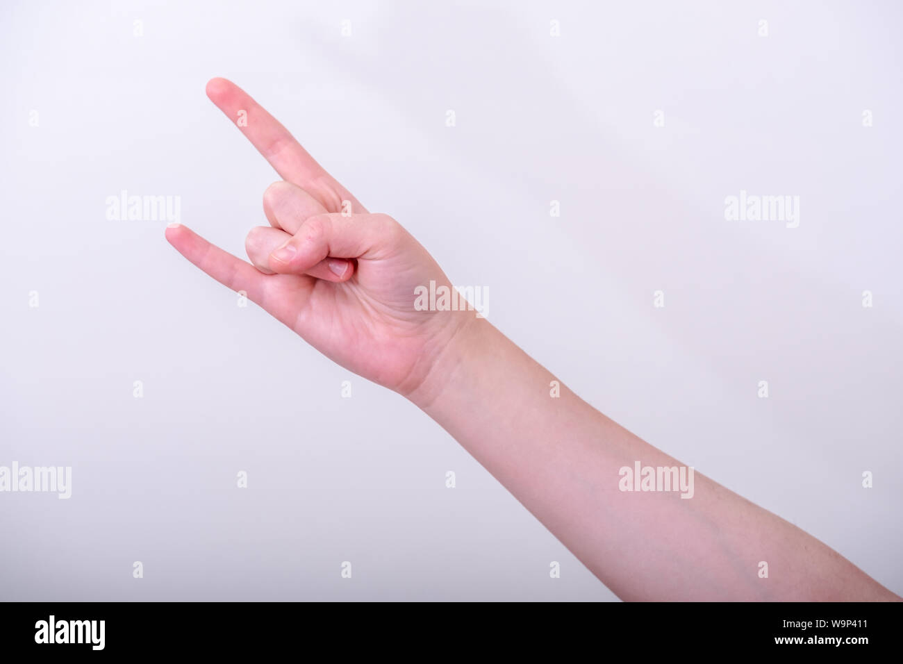 Frau Rock oder Heavy Metal Musik hand Zeichen auf weißem Hintergrund Stockfoto