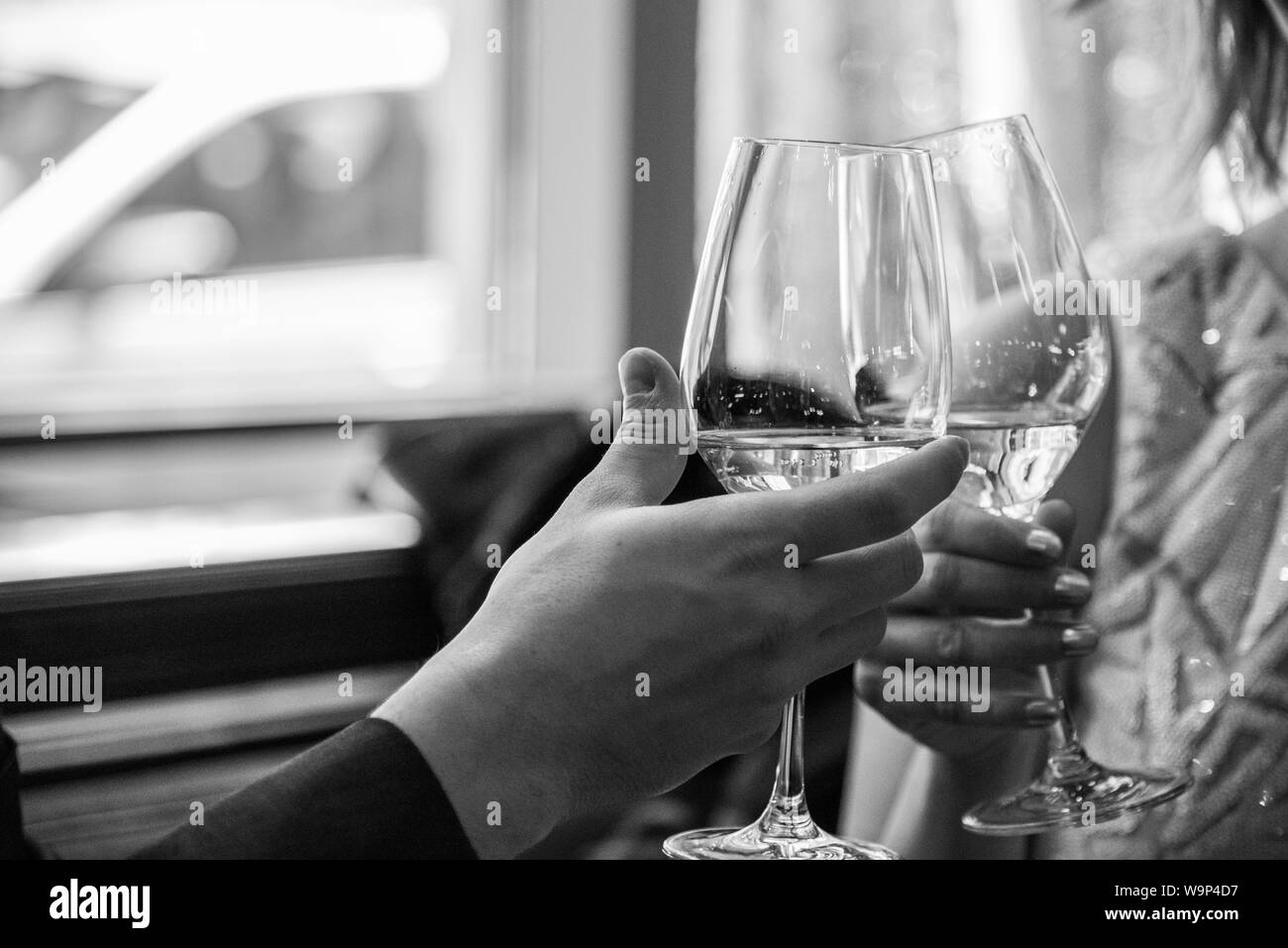 Gläser rose Wein bereit für einen Toast eine Hochzeit zu feiern. Stockfoto
