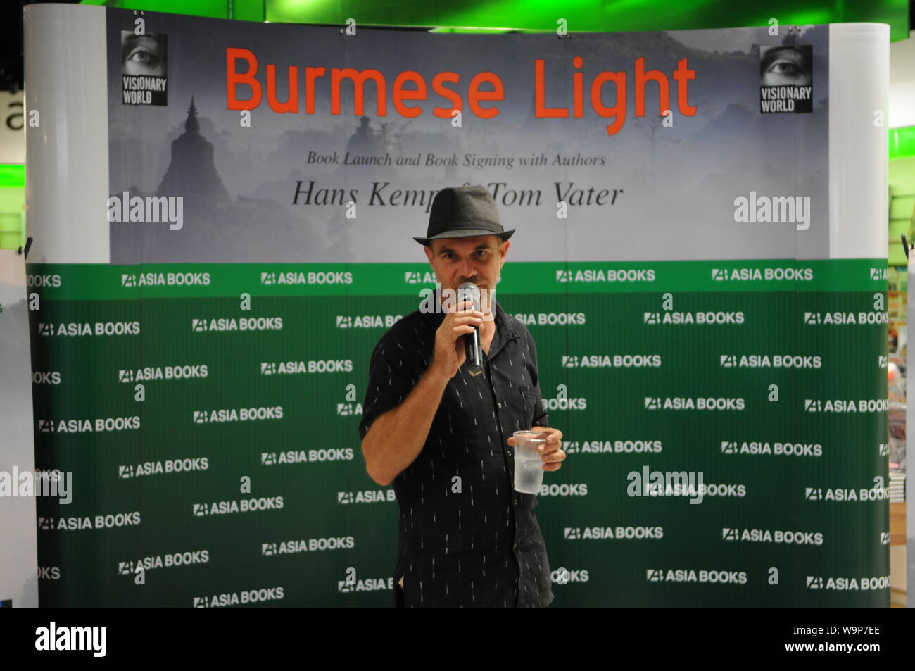 Bekannte Autor, Tom Vater, spricht über "Burmesischen Licht' an der Buchpräsentation & Signing bei Asien Bücher. Bangkok, Thailand: Kraig Lieb Stockfoto