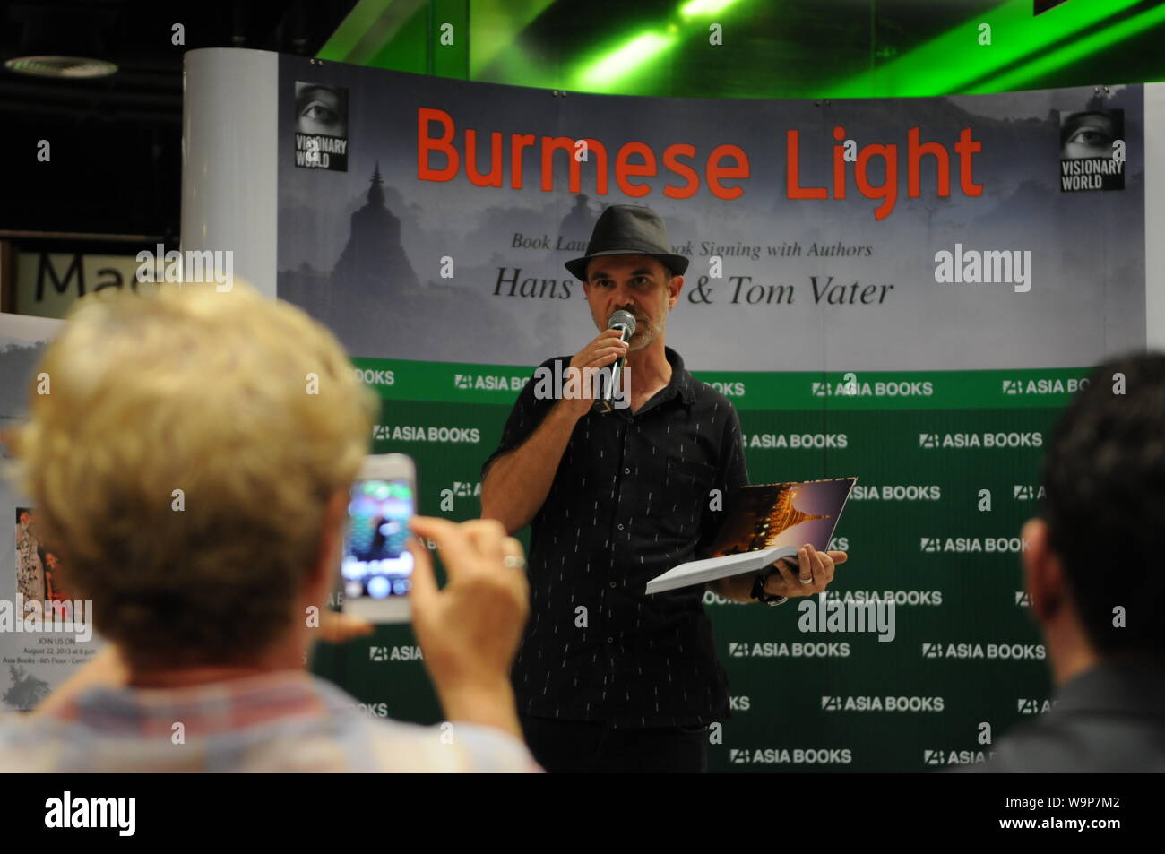 Bekannte Autor, Tom Vater, nimmt Fragen an der birmanischen Light" Buchvorstellung & Signing bei Asien Bücher. Bangkok, Thailand: Kraig Lieb Stockfoto
