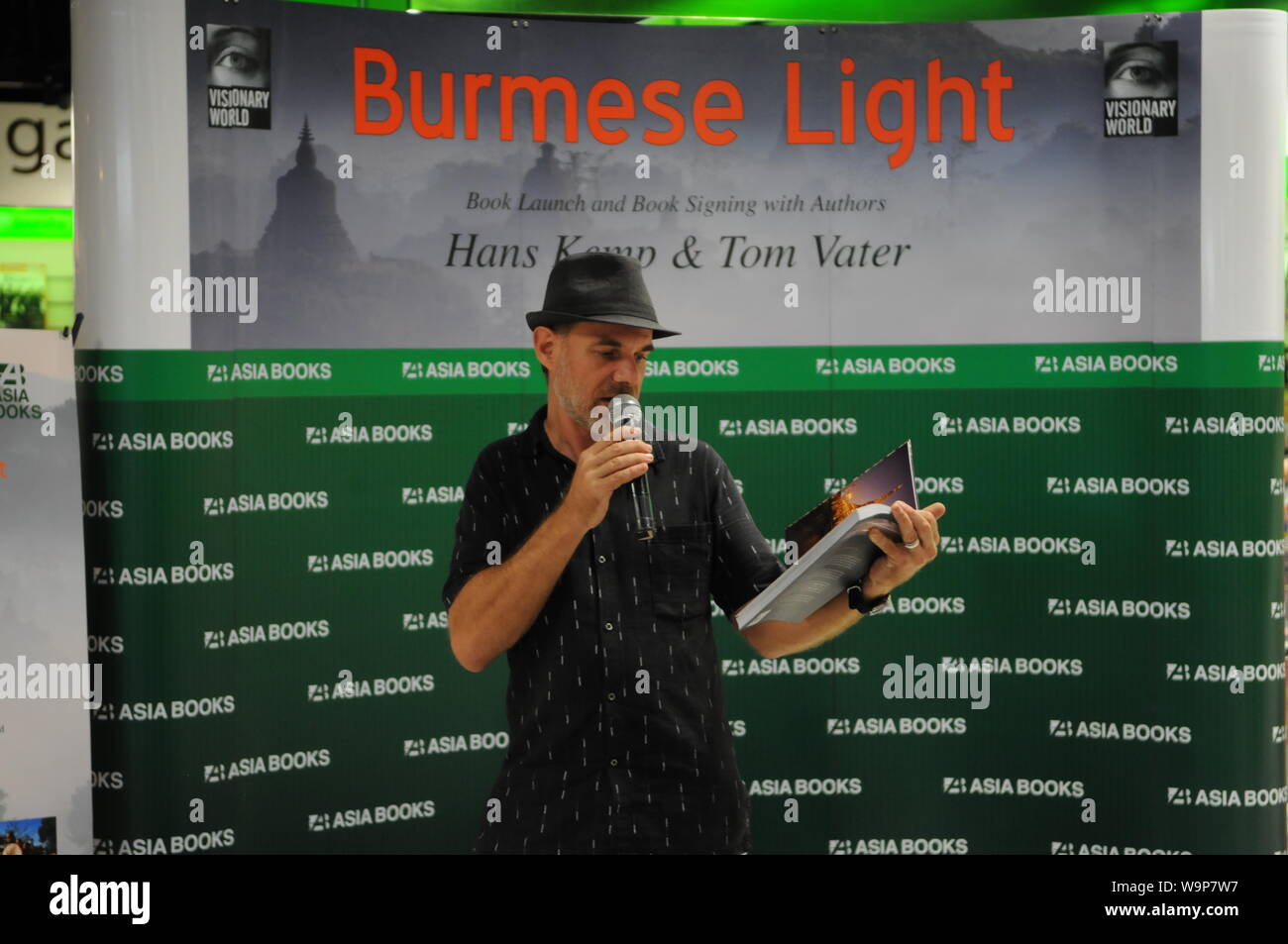 Berühmte Schriftsteller, Tom Vater, liest eine Passage aus "Burmesischen Licht' an der Buchpräsentation & Signing bei Asien Bücher. Bangkok, Thailand: Kraig Lieb Stockfoto