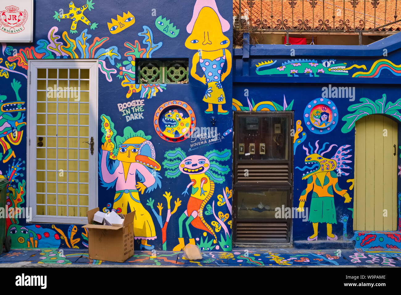 Wandmalereien in einem Back Lane in Malay Heritage Area Kampong Glam, jetzt ein 'hip', 'Bohème' Bereich, in der Nähe der Arabischen Straße und dem Sultan, Moschee, Singapur Stockfoto