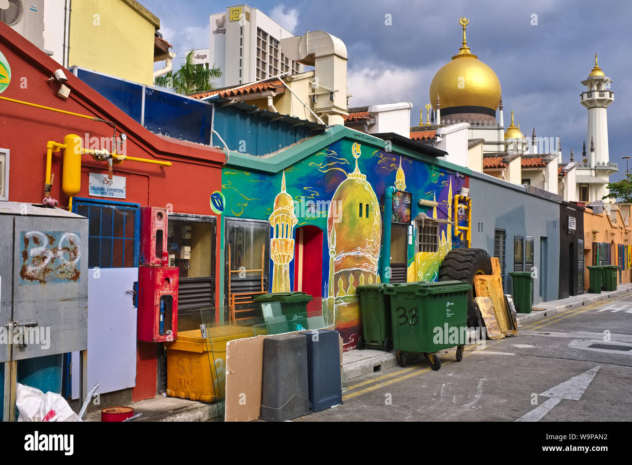 Wandmalereien in einem Back Lane in Malay Heritage Area Kampong Glam, jetzt ein 'hip', 'Bohème' Bereich, mit dem Wahrzeichen Sultan Moschee in der b/g; Singapur Stockfoto