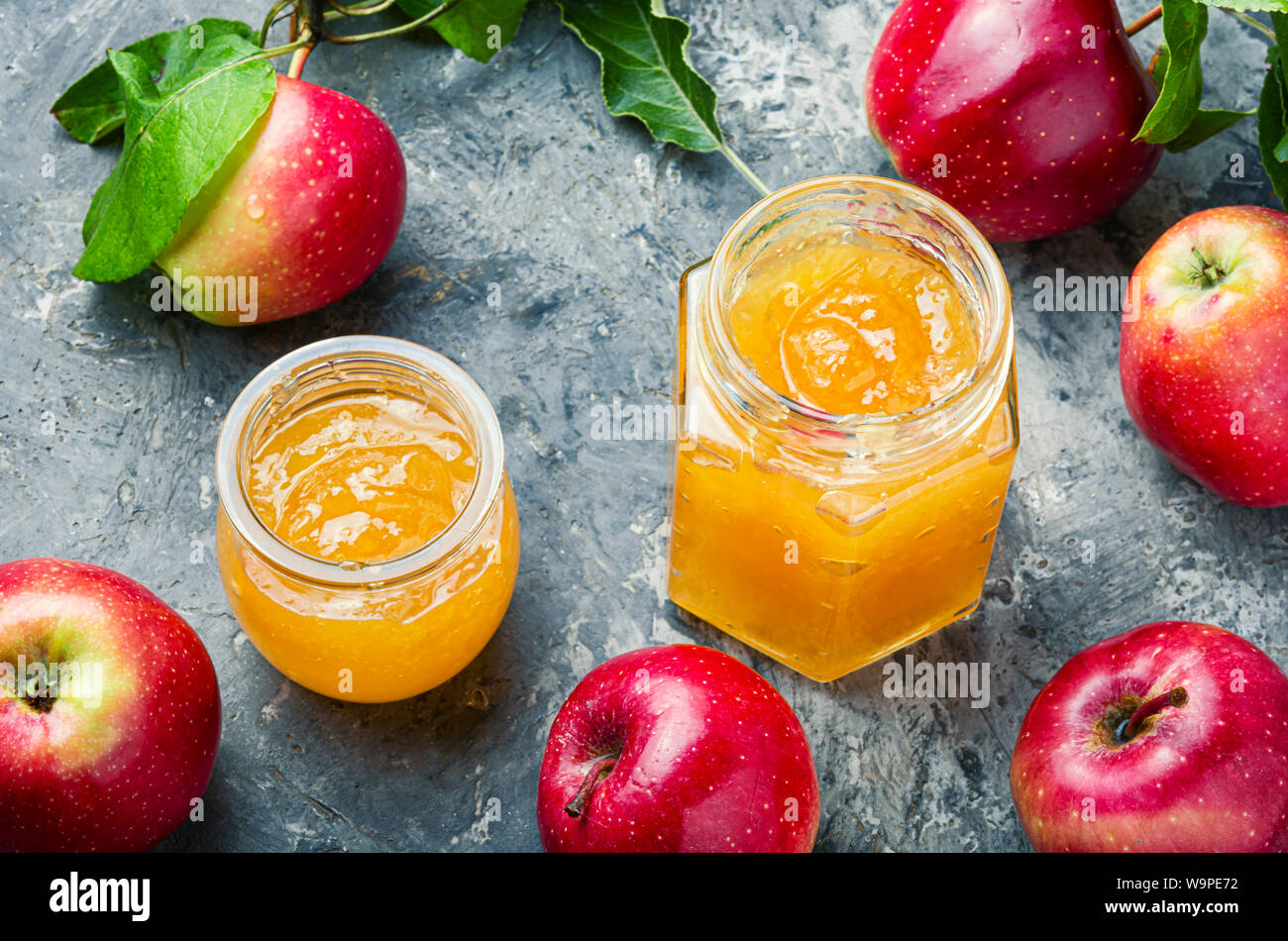 Stau in rote Äpfel. Apple Jam. Apple Jam und frisches Obst. Stockfoto