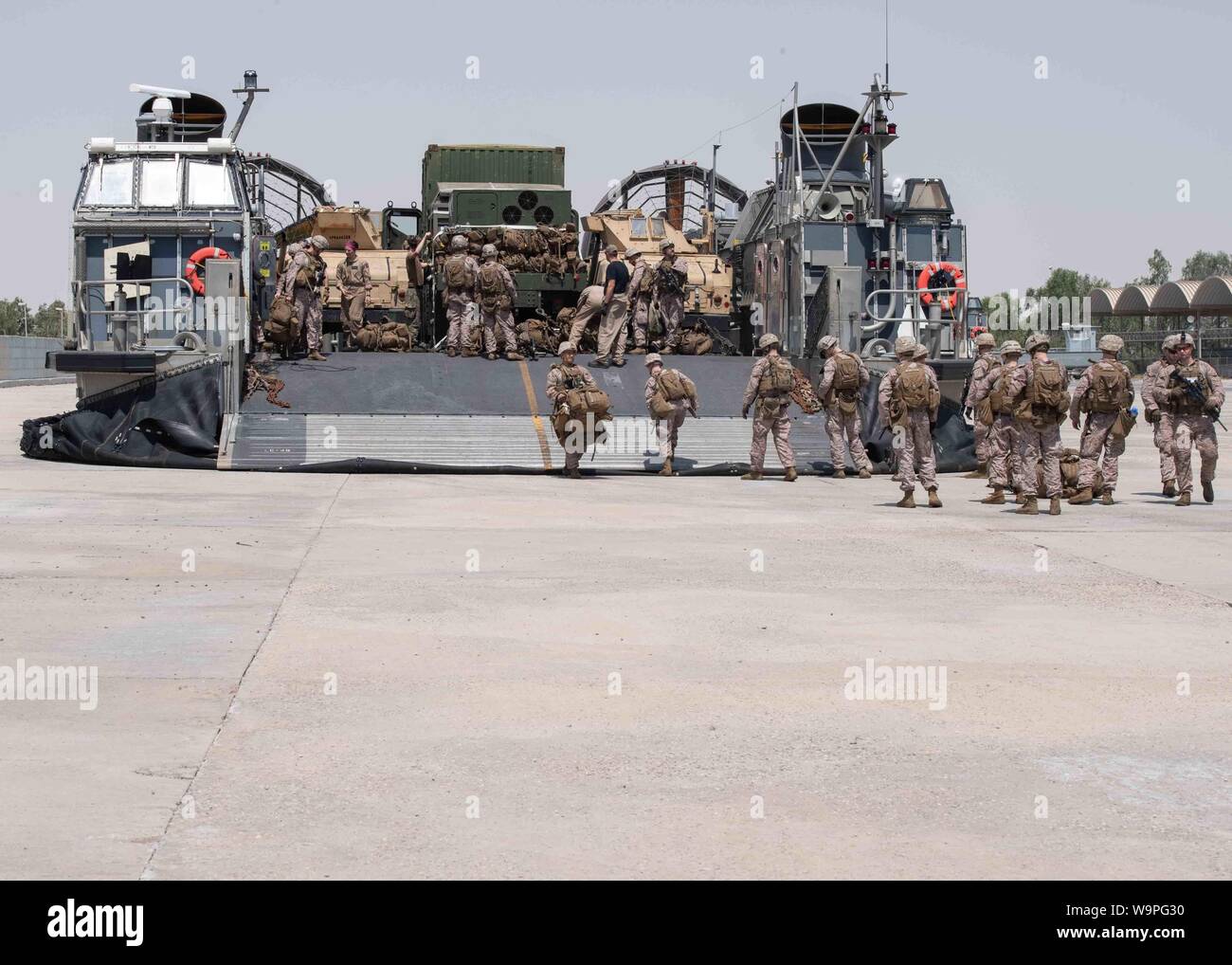 190722-N-PQ 586-1368 Kuwait (22. Juli 2019) der US-Marines zu 11 Marine Expeditionary Unit ihre Ausrüstung von Landing Craft entladen, Luftkissen (LCAC) 48, angeschlossen an Angriff Craft Unit (ACU) 5, während das Ausführen von Operationen mit Amphibisches Schiff USS Boxer (LHD4). Boxer ist Teil der Boxer Amphibious Ready Gruppe und 11 MEU und ist in die USA 5 Flotte Bereich der Maßnahmen zur Unterstützung der Marine im Einsatz für die Stabilität und Sicherheit in der Region zu gewährleisten und verbindet das Mittelmeer und den Pazifischen Raum durch den Westlichen Indischen Ozean und drei strategische poi Choke Stockfoto