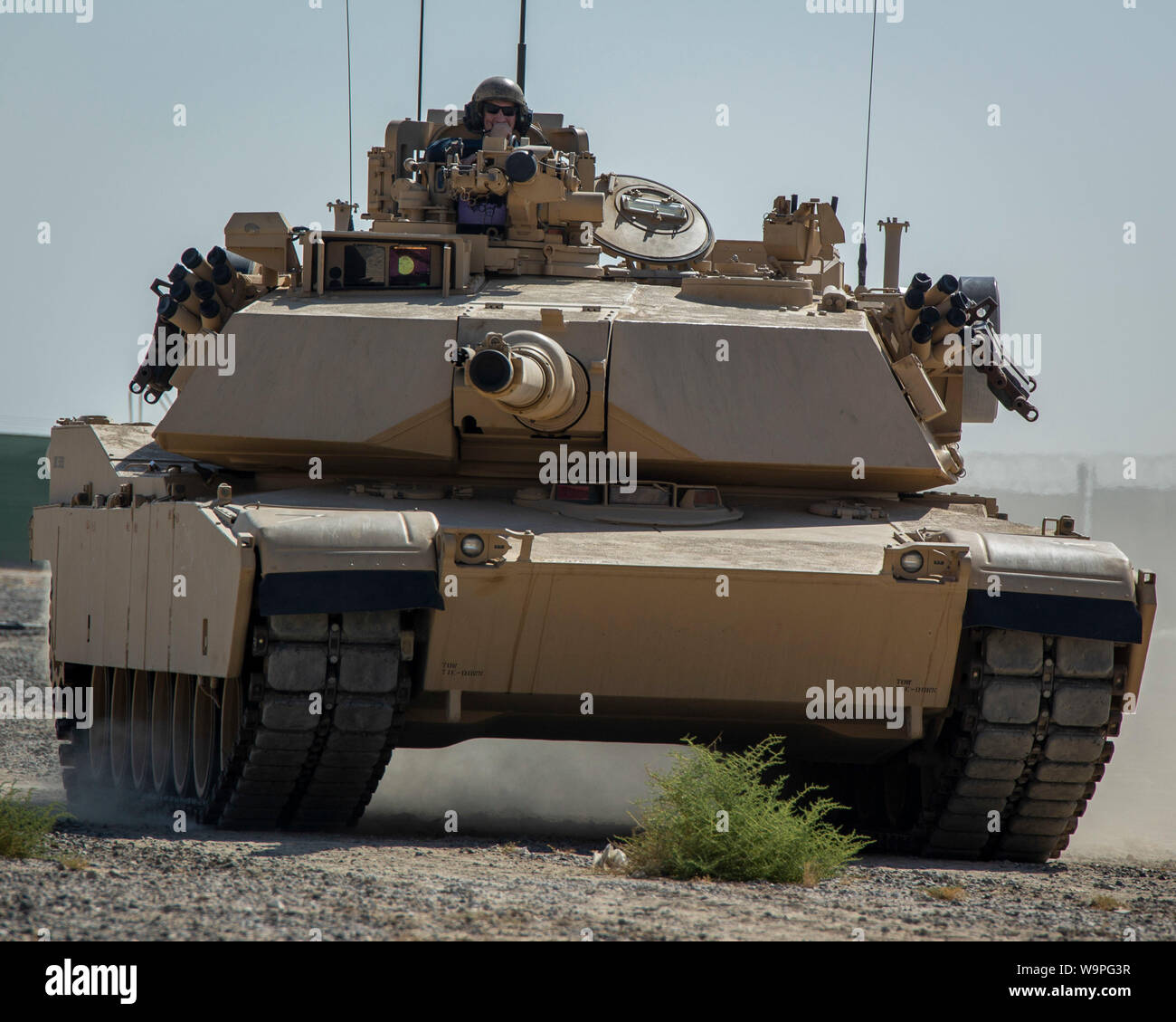 190726-M-ET 529-1032 Camp Arifjan, Kuwait (26. Juli 2019) Marines mit India Company, Bataillon Landung Team 3/5, 11 Marine Expeditionary Unit (MEU) Probefahrt ein M1A1 Abrams tank. Der Boxer Amphibious Ready Gruppe und der 11 MEU sind in die USA 5 Flotte Bereich der Maßnahmen zur Unterstützung der Marine im Einsatz für die Stabilität und Sicherheit in der Region zu gewährleisten und verbindet das Mittelmeer und den Pazifischen Raum durch den Westlichen Indischen Ozean und drei strategischen Punkten ersticken. (U.S. Marine Corps Foto von Lance Cpl. Israel Chincio/Freigegeben) Stockfoto