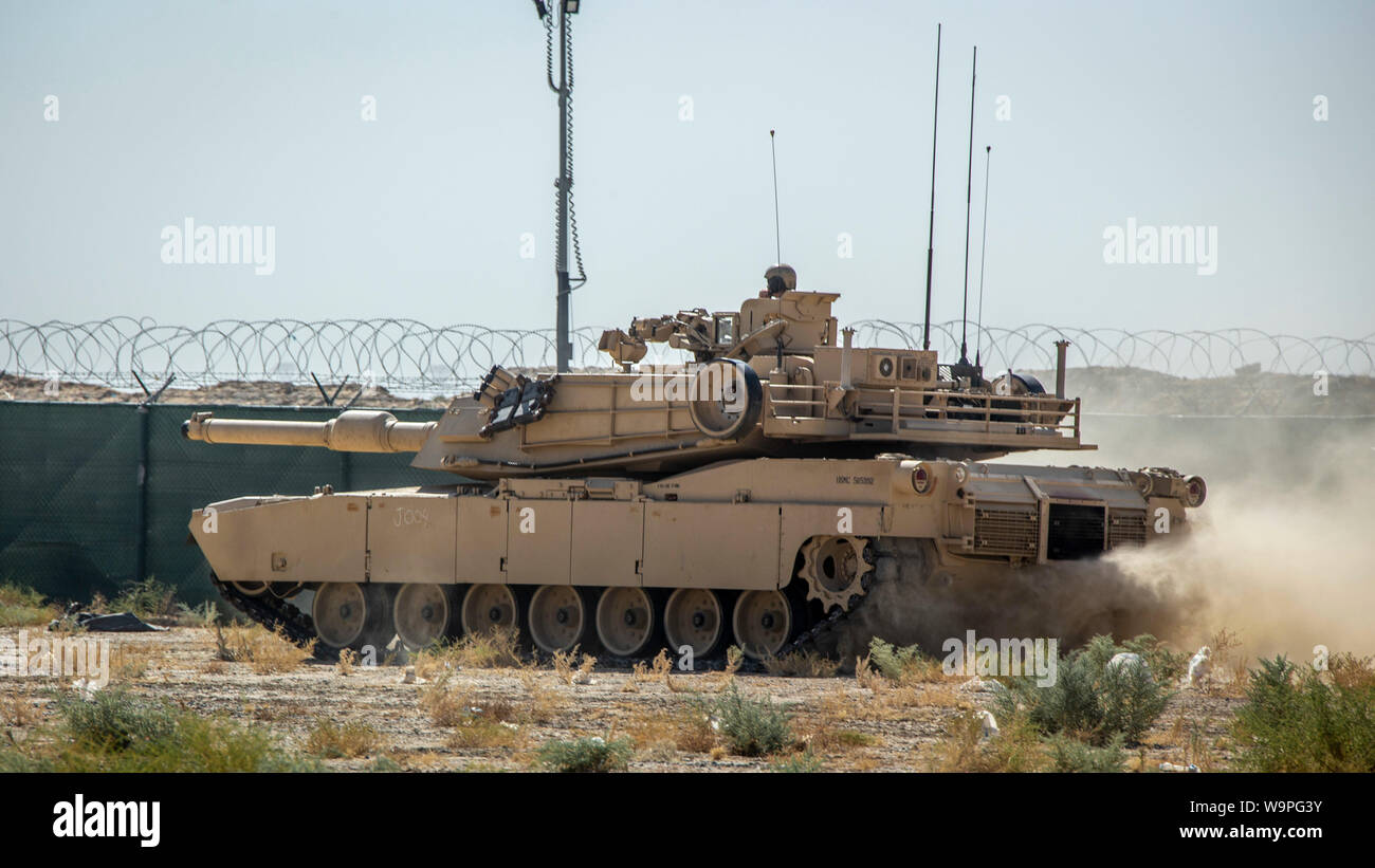 190726-M-ET 529-1001 Camp Arifjan, Kuwait (26. Juli 2019) Marines mit India Company, Bataillon Landung Team 3/5, 11 Marine Expeditionary Unit (MEU) Probefahrt ein M1A1 Abrams tank. Der Boxer Amphibious Ready Gruppe und der 11 MEU sind in die USA 5 Flotte Bereich der Maßnahmen zur Unterstützung der Marine im Einsatz für die Stabilität und Sicherheit in der Region zu gewährleisten und verbindet das Mittelmeer und den Pazifischen Raum durch den Westlichen Indischen Ozean und drei strategischen Punkten ersticken. (U.S. Marine Corps Foto von Lance Cpl. Israel Chincio/Freigegeben) Stockfoto