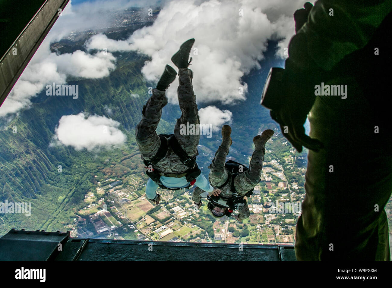 U.S. Armed Service Mitglieder Sprung aus einer MV-22 Osprey B während der Fallschirm Training Operations über Marine Corps Training Bereich Faltenbälge, Hawaii, 13. August 2019. Die Ausbildung der US-Marines unterstützt mit Marine Medium Tiltrotor Squadron 268, Marine Flugzeuge Gruppe 24, war für den Bewaffneten Service Mitglieder führten ihre Fallschirm Qualifikationsanforderungen zu erhalten. (U.S. Marine Corps Foto von Lance Cpl. Jakob Wilson) Stockfoto