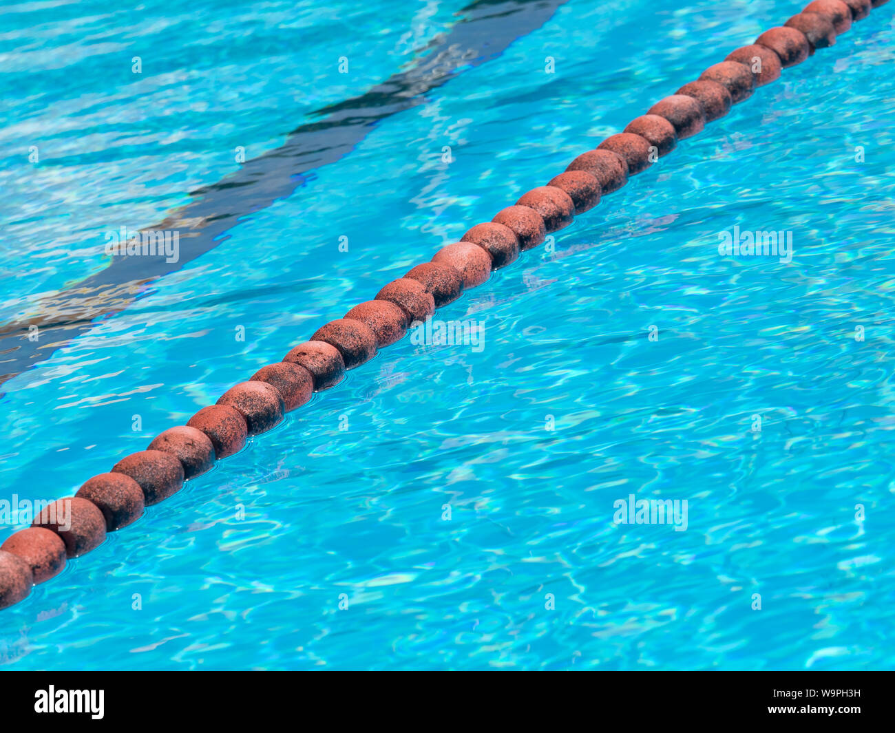 Detail der olympischen Schwimmbad orange float Cork Markierungslinie Stockfoto