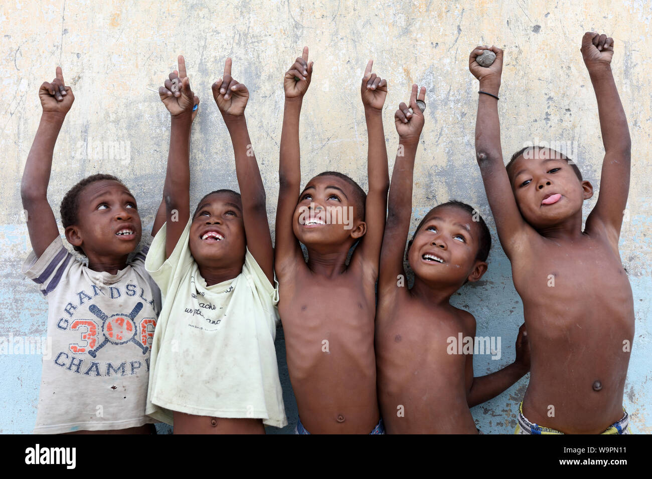 Schüler in der Grundschule in Morondava, Madagaskar. Aufgrund der politischen Krise in Madagaskar gehört zu den ärmsten Ländern der Welt Stockfoto