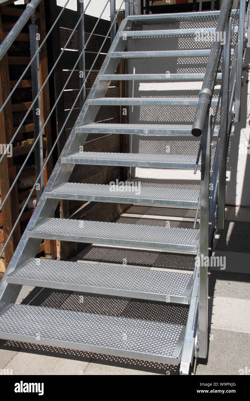 Eine Treppe mit Geländer aus verzinktem Stahl Stockfoto