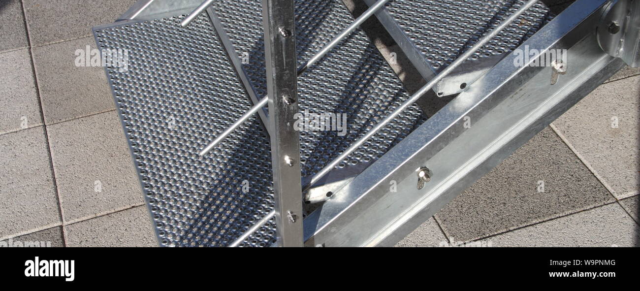 Eine Treppe mit Geländer aus verzinktem Stahl Stockfoto