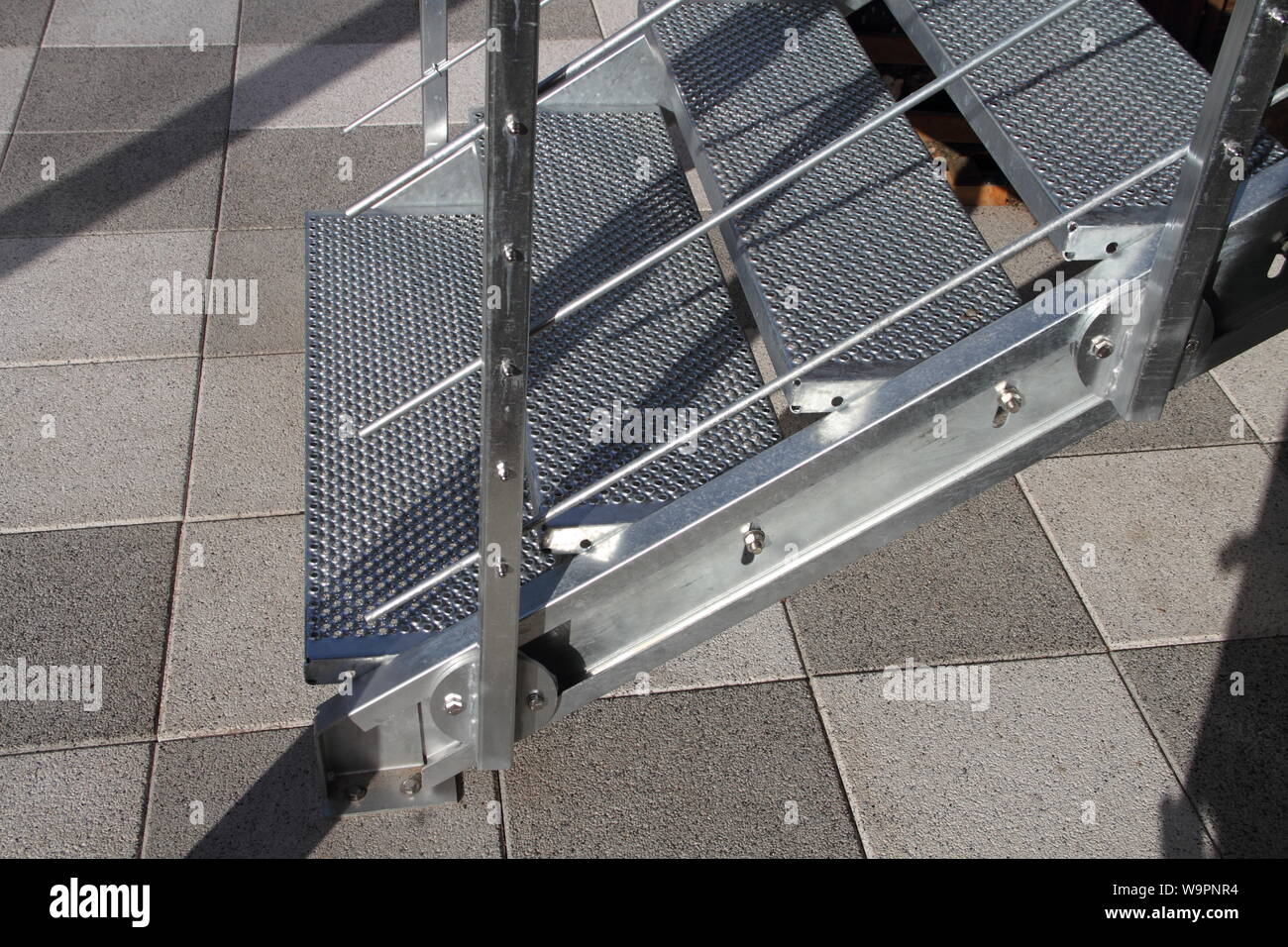 Eine Treppe mit Geländer aus verzinktem Stahl Stockfoto