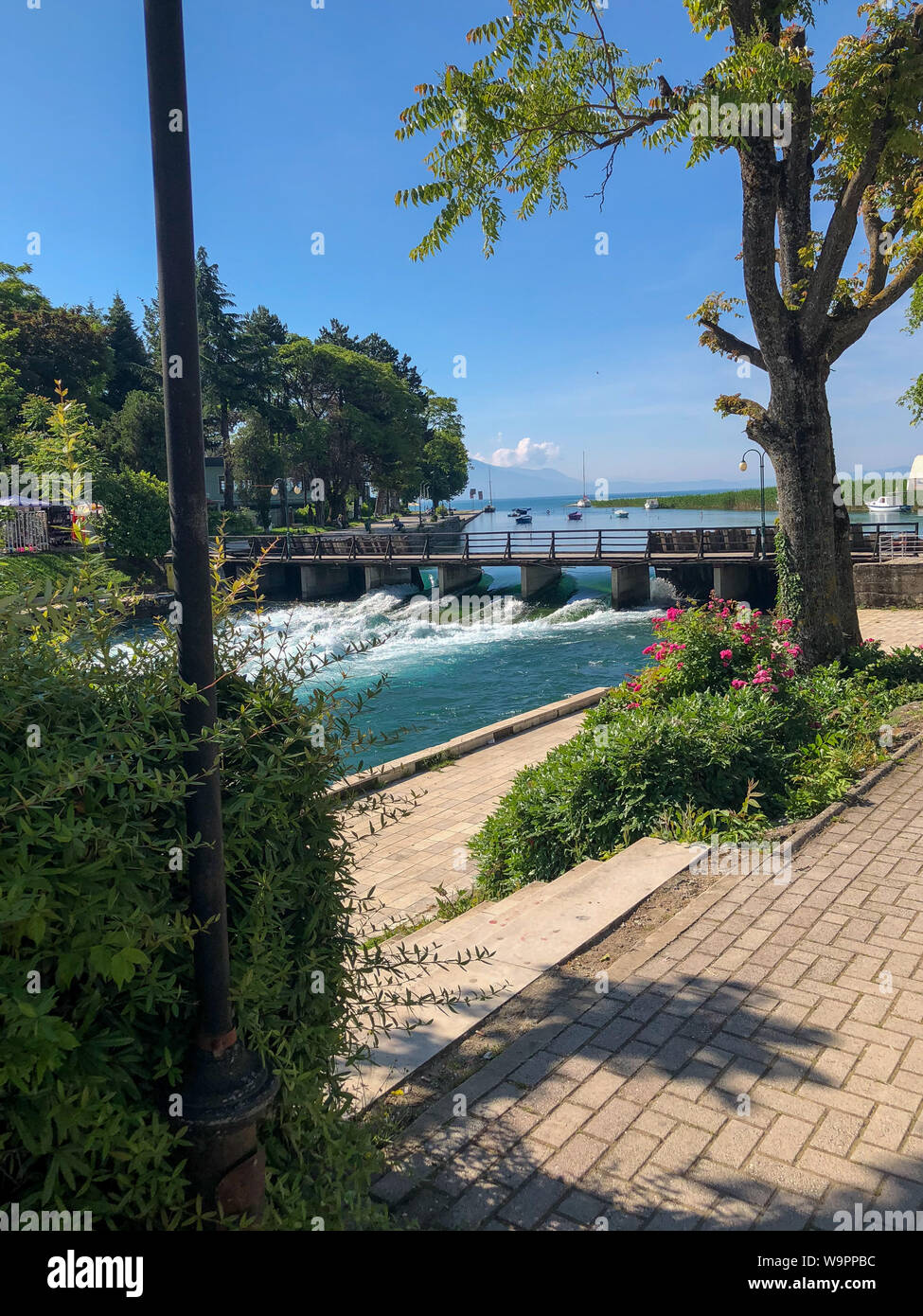 Wasser aus dem See Ohrid bildet den Beginn der Fluss Drin, ein sehr