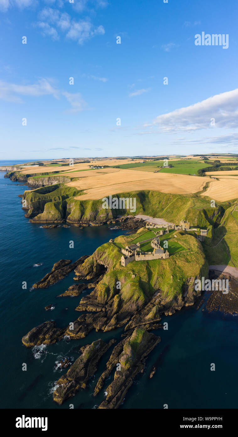 Luftaufnahme von Dunnottar Castle eine zerstörte mittelalterliche Festung auf einer felsigen Landzunge südlich der Stadt Stonehaven, Aberdeenshire, Schottland. Stockfoto