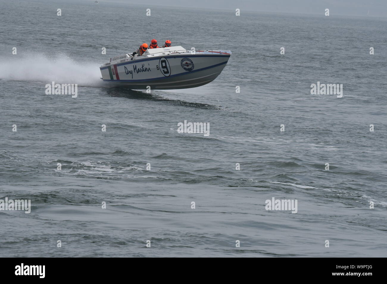 Dry Martini bei den Cowes Torquay Cowes Offshore-Motorbootrennen Stockfoto