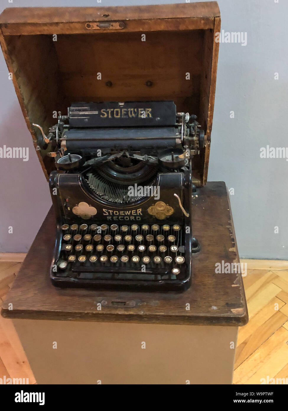 BITOLA, MAZEDONIEN - 12. MAI 2019: Stoewer Schreibmaschine. Sehr alte Schreibmaschine in guter Form Stockfoto