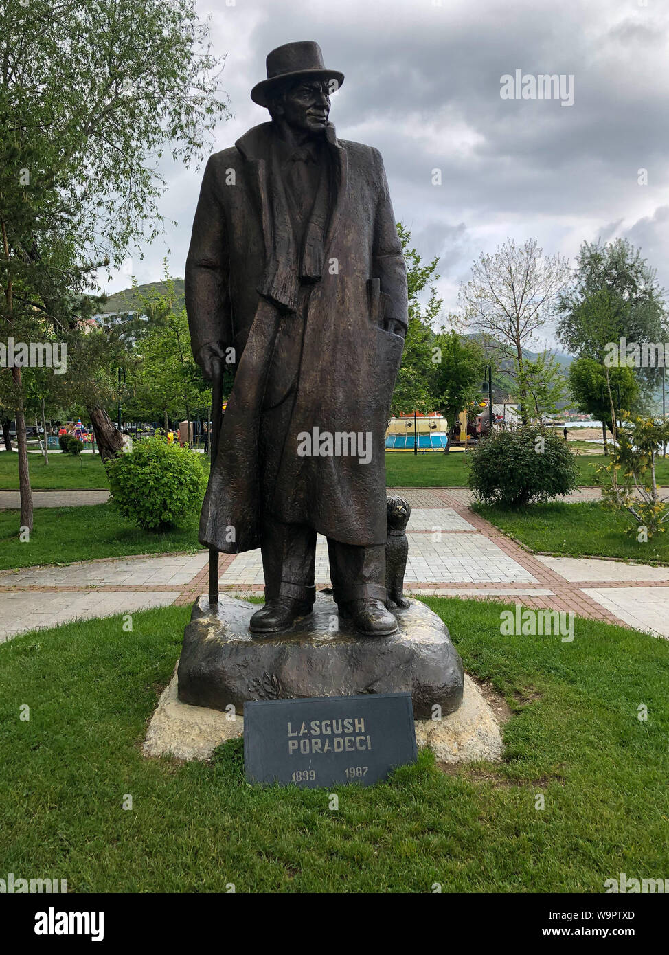 POGRADEC, Albanien - 15. MAI 2019: Statue von Lasgush Poradeci, berühmte Dichter und Schriftsteller in seiner Heimatstadt Pogradec Stockfoto