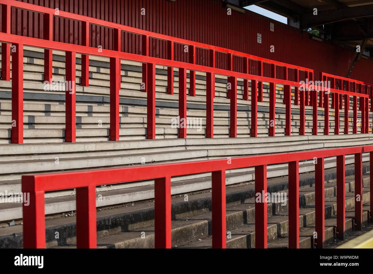 Traditionelle Stehterrasse im englischen Fußballstadion. Stockfoto