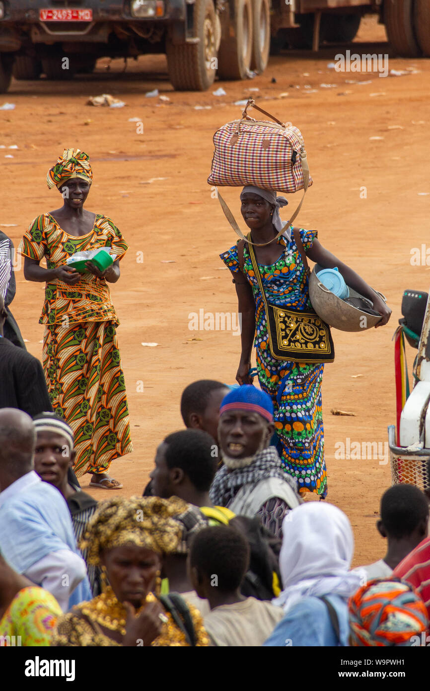 YELITENDA, Gambia - Jan 6, 2014: Gepäck auf Kopf und Hände gefüllt Stockfoto