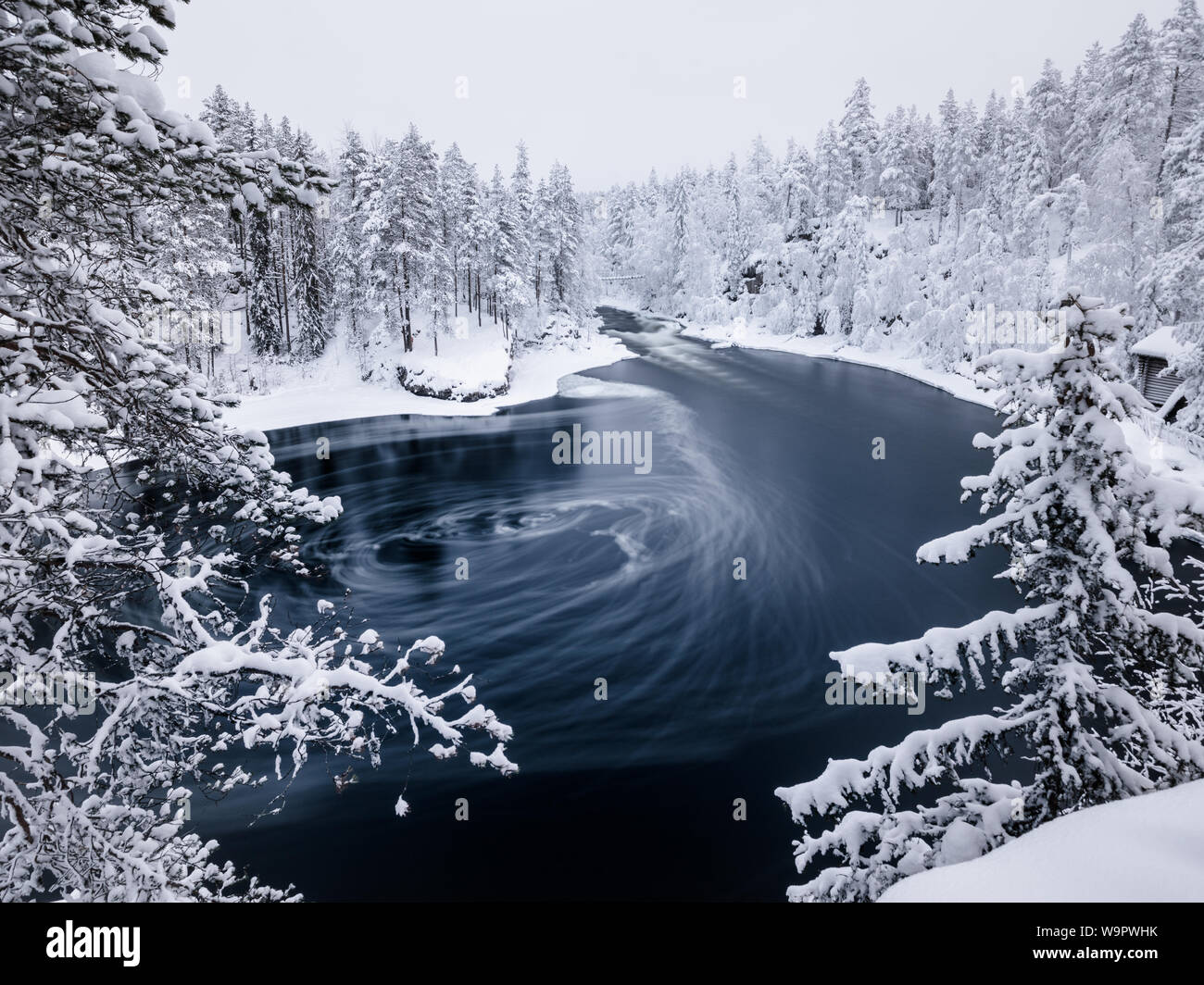 Myllykoski stream Pool im Winter im Oulanka, Finnland Stockfoto